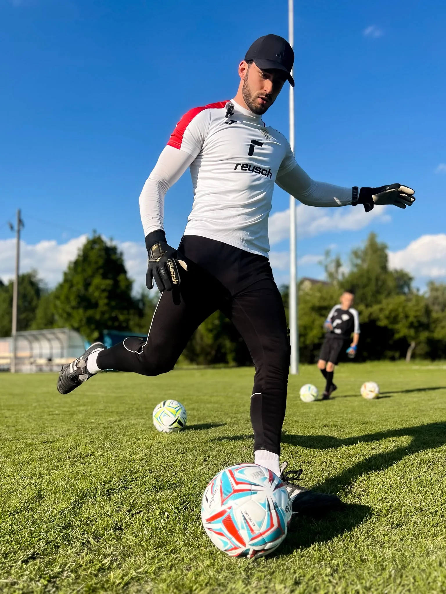 Karol Dybowski, trener bramkarzy w Tarnowie, podczas treningu bramkarskiego